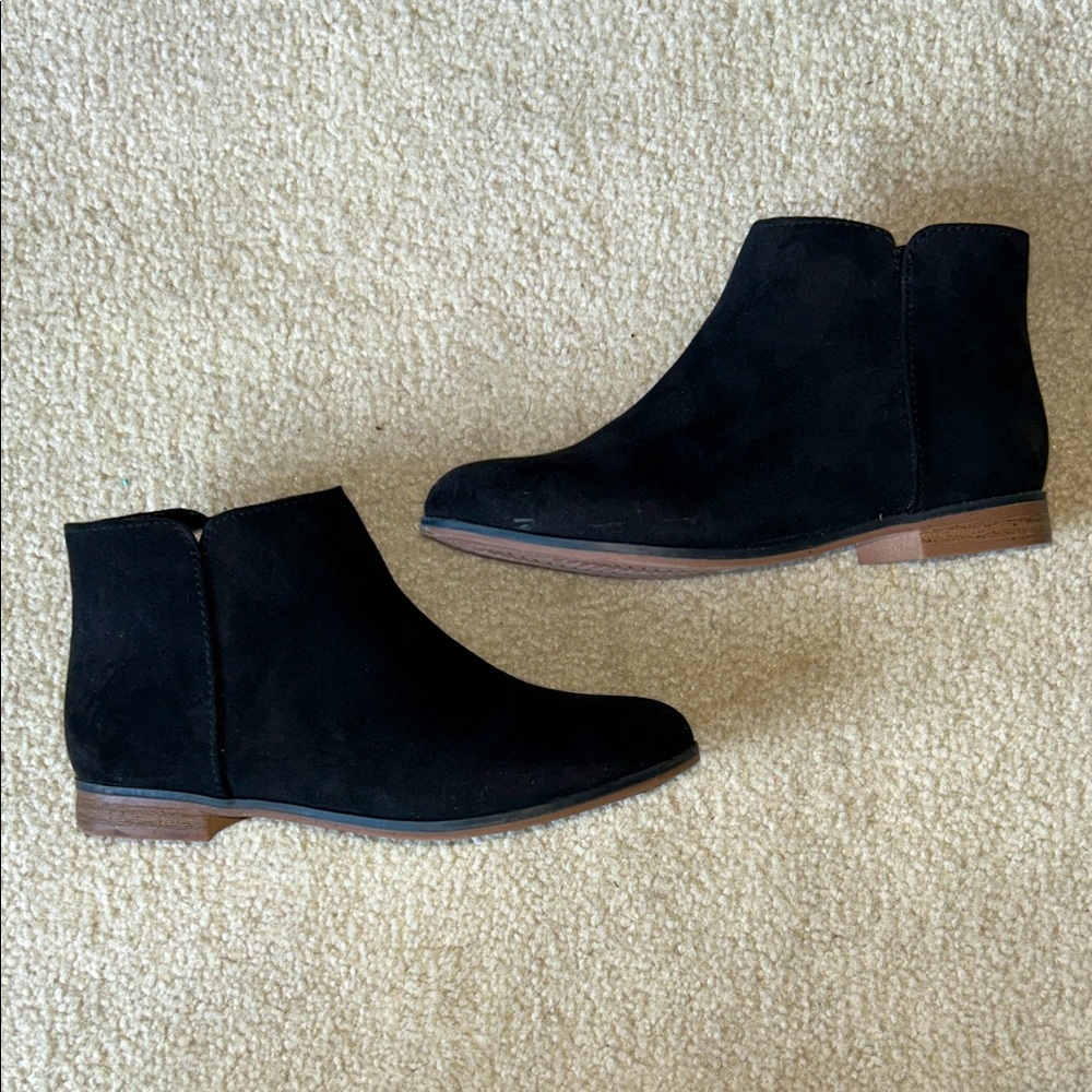 LIKE NEW Cat & Jack Black Suede Ankle Boots